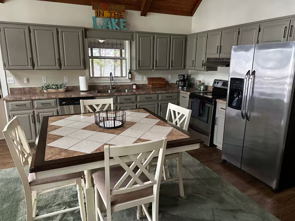 Weiss Lake House with Private Dock kitchen dining area at a direct-booking vacation rental in Cedar Bluff, Alabama